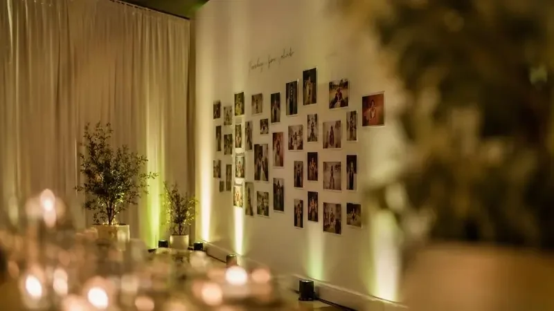舞台灯光克制，把作品气质衬托得恰到好处。